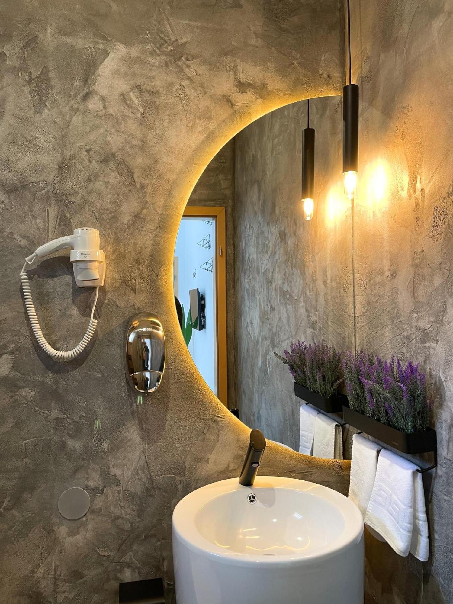 Shard Boutique Hotel-Adult Only Braşov Exteriör bild